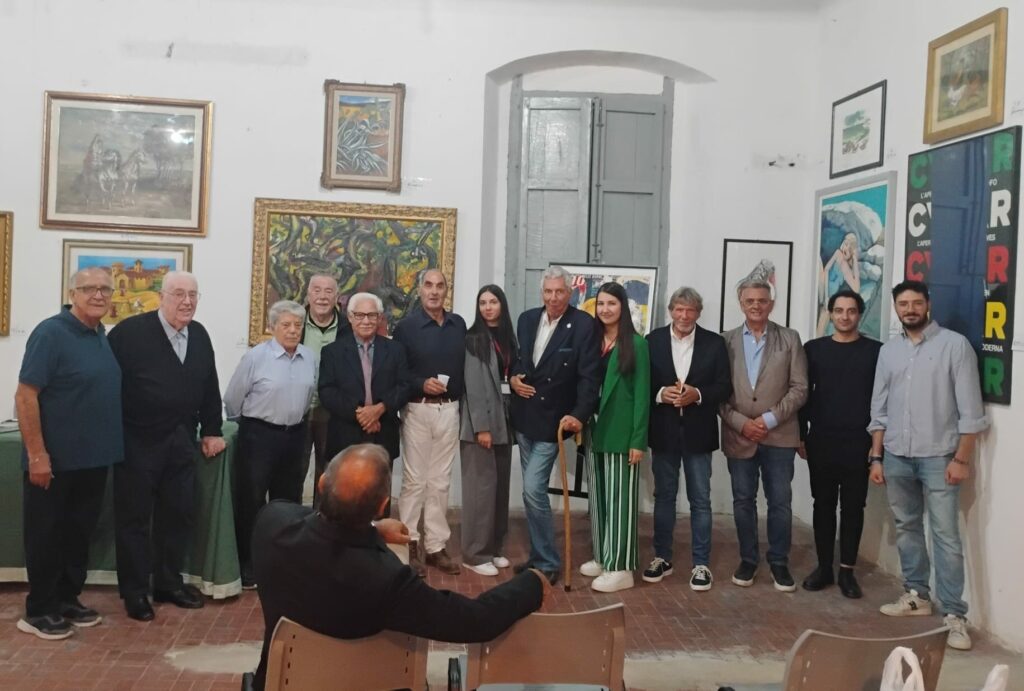ARTratti tele in movimento promossa dalla Proloco di Cropani presieduta da Angelo Grano parte alla grande con il Principe Fulco di Calabria, il presidente BCC Spagnuolo, il sindaco Mercurio, l'artista Verrino, l'avv. Castagna